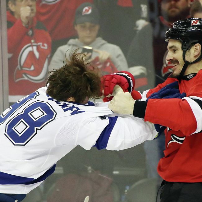 Россиянин и американец устроили побоище в матче НХЛ