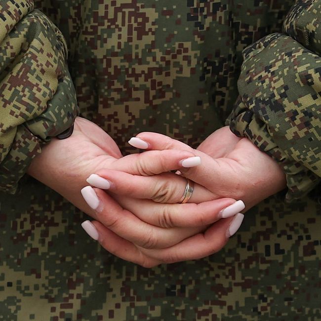Как российских женщин-военных “подкладывают” под офицеров