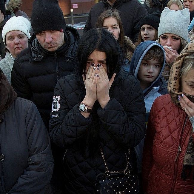 В Кемерове начали хоронить погибших во время пожара