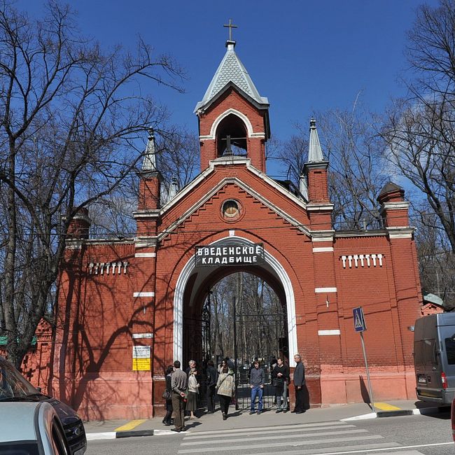 Москва таинственная: Почему на Введенское кладбище к доктору Гаазу приходят зеки, а к Оверу - больные