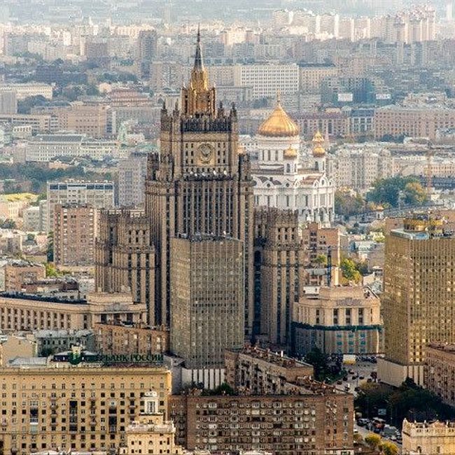 Москва таинственная: зачем под «Украиной» построили забор, «идущий вниз», и как кренили высотку на Красных воротах