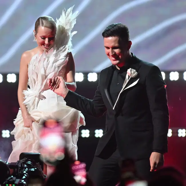 Клава Кока рассказывает свою историю любви в мини-альбоме «Как я люблю тебя»