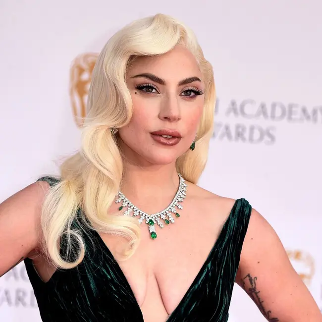 Runway: Lady Gaga записала песню к фильму «Дьявол носит Prada-2»