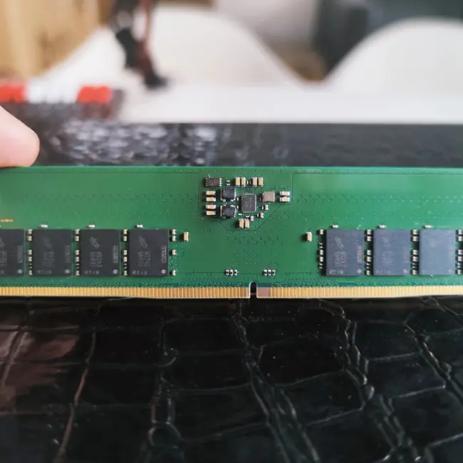 DDR5 × складной планшет Samsung × пульт Apple TV