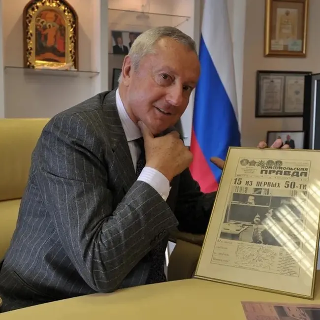 Адский труд официанта, выживание с африканскими партизанами, работа пресс-секретарем Горбачева