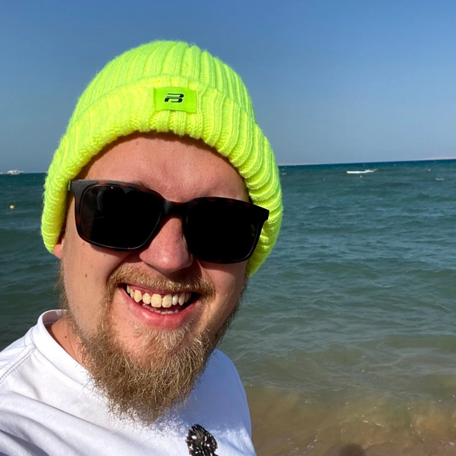Стою по колено в Красном море