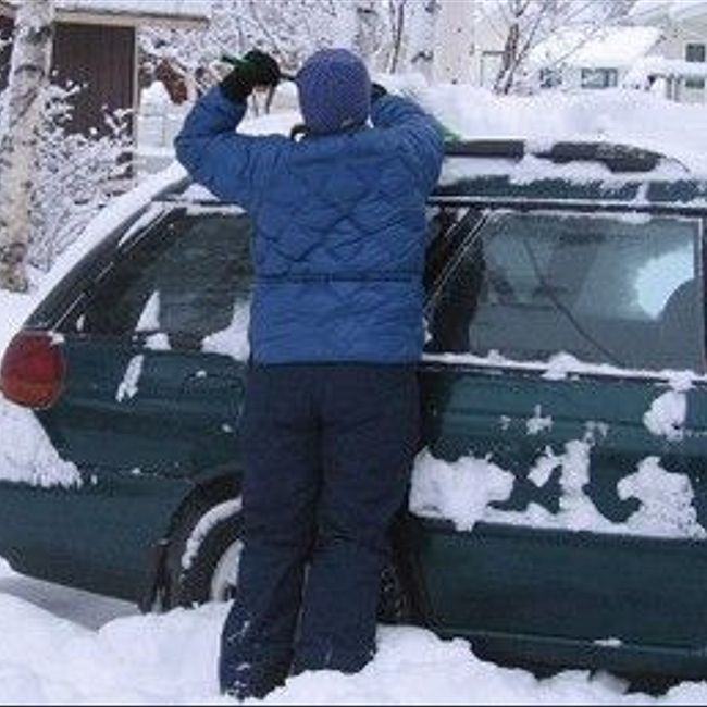 Как правильно очищать автомобиль от снега