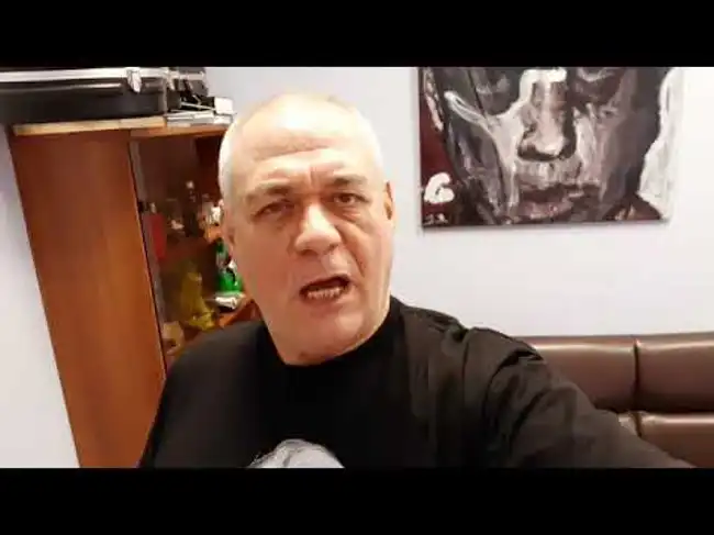 Флаг России над собором в Солсбери