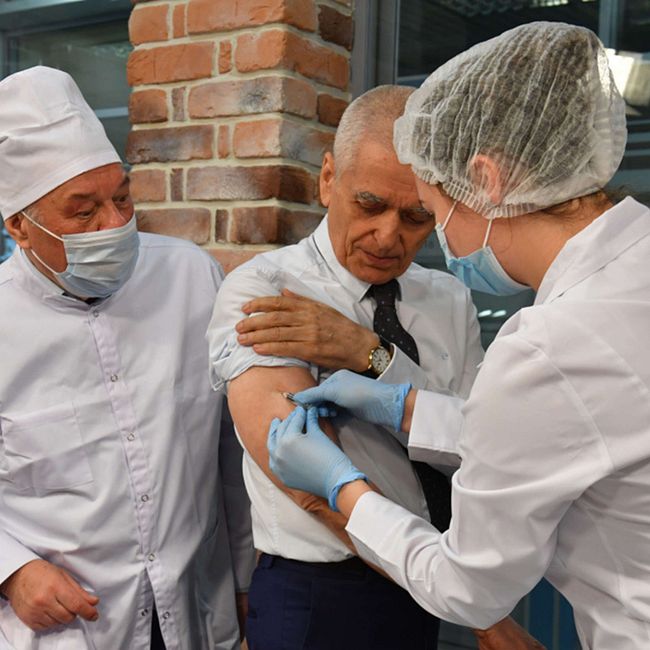 «Вакцина наша, отечественная»: Геннадий Онищенко привился от гриппа в прямом эфире Радио «Комсомольская правда»