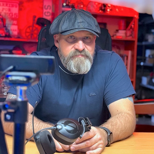 О байкерской атрибутике и сувенирах. Гость студии Виктор ФИЛ (компания «NevaGifts»).