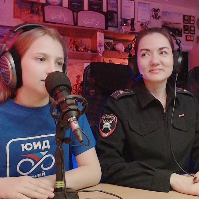 Римма Акимова (отдел пропаганды СПБ и ЛО) и юные инспекторы дорожного движения в гостях у МОТОРАДИО.