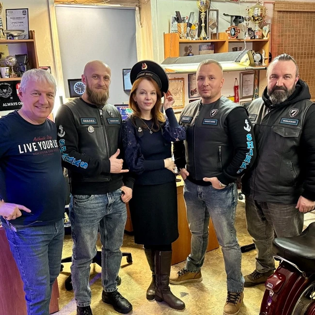 О смене статуса клуба на MC и о жизни в целом Военно-морского мотоклуба "SHARKS" MC рассказывают байкеры сообщества.