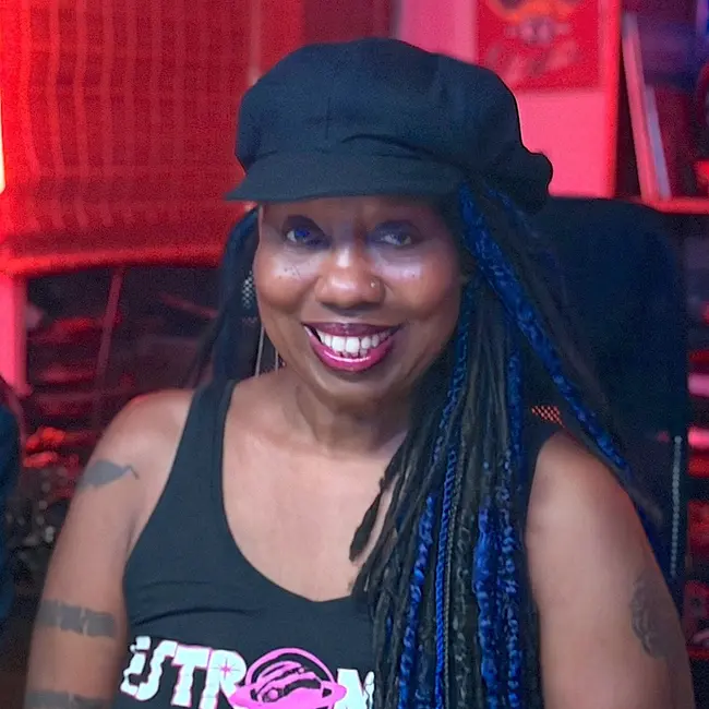 Durga McBroom — американская певица, актриса и бэк-вокалистка, наиболее известная по сотрудничеству с Pink Floyd на МОТОРАДИО.