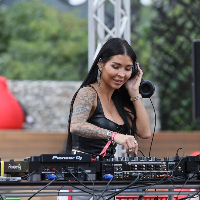 Оля Лазариди, она же Dj Balisha, та самая яркая звездочка со Дня Строителей, в эфире Радио на Стройке