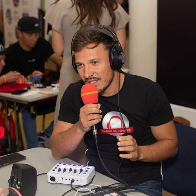 Сегодня в эфире Музыкальной рулетки, на Радио на Стройке звучит группа Van Halen 🔥