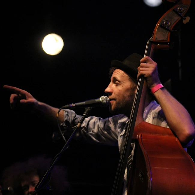 В начале карьеры группа «Любэ» экспериментировала и пела о рокерах