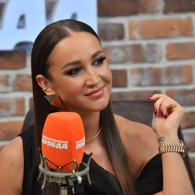 Ольга Бузова превратила хит «Мало половин» в новогодний гимн «Много мандарин»