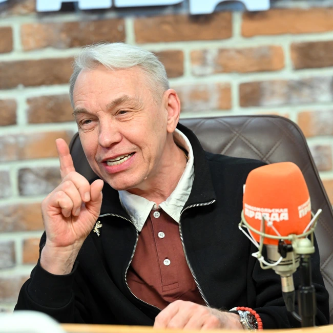 Александр Ф. Скляр — про работу дипломатом, поездки на СВО и 40-летие группы «Ва-Банк»