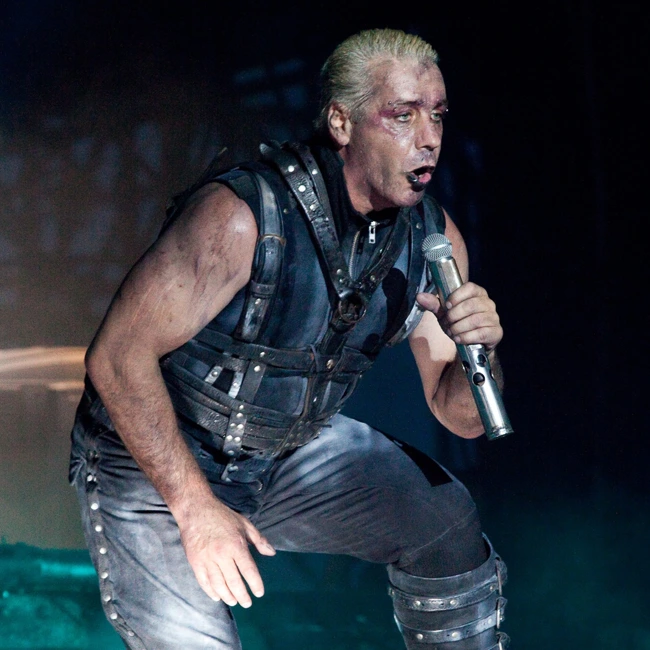 Лидер Rammstein Тилль Линдеманн мучает русскую актрису в новом клипе «Und die Engel singen»