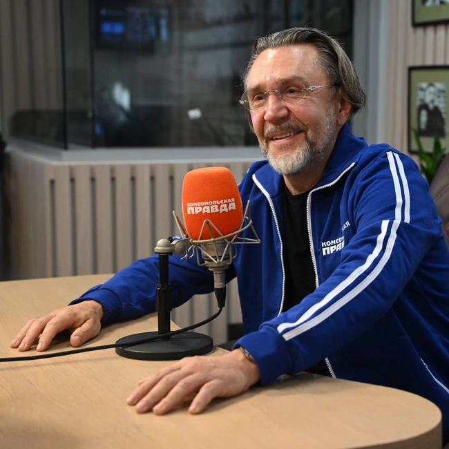 Сергей Шнуров в новой песне «Ленинграда» превратился в Кая Метова