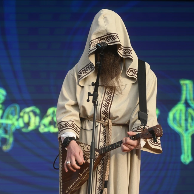 Нейромонах Феофан под Новый год поёт не про Деда Мороза, а про лешего