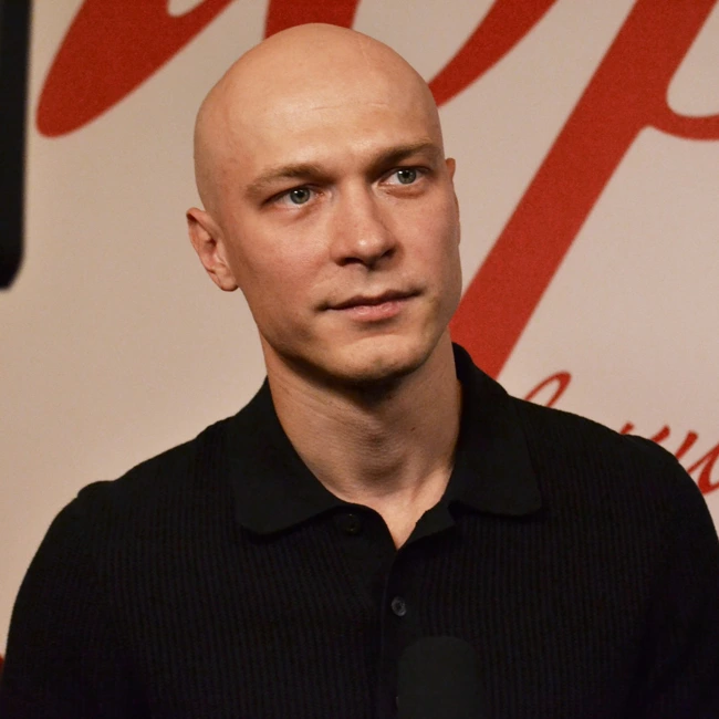 Юра Борисов продолжает петь в кино: вышел саундтрек к сериалу «Урок»