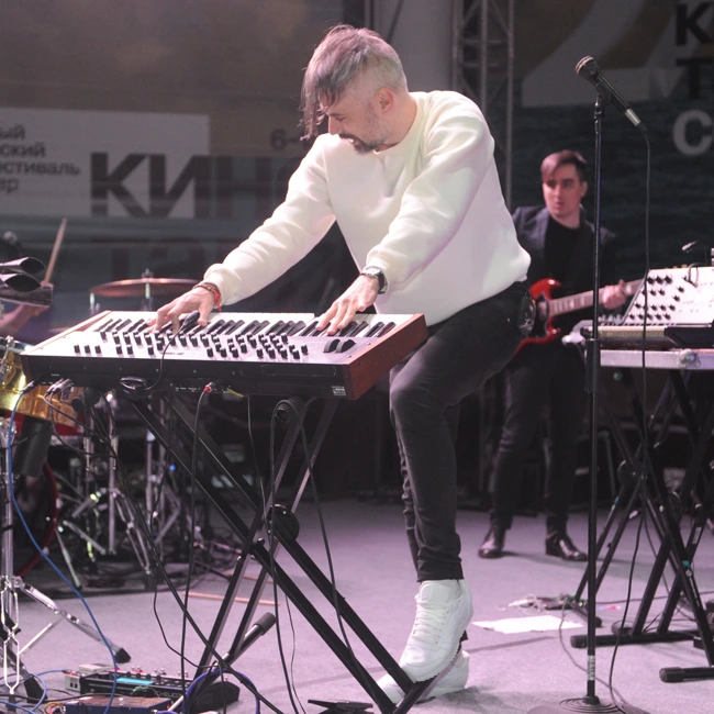 Tesla Boy выпустили альбом на русском языке. Но понятнее не стало